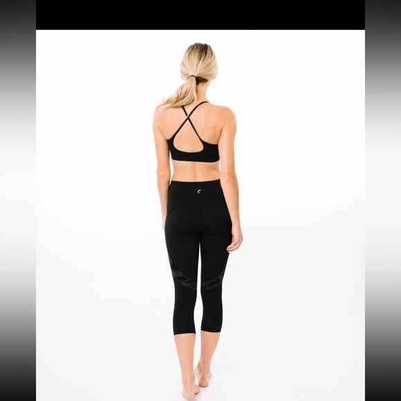 Zyia Reflective Capri - Picture 2 of 9